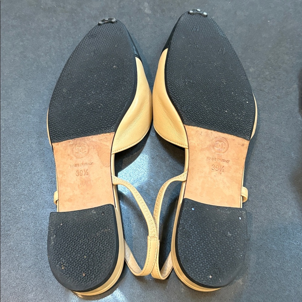 CHANEL Women's Black and Cream Flats - Picture 7 of 8